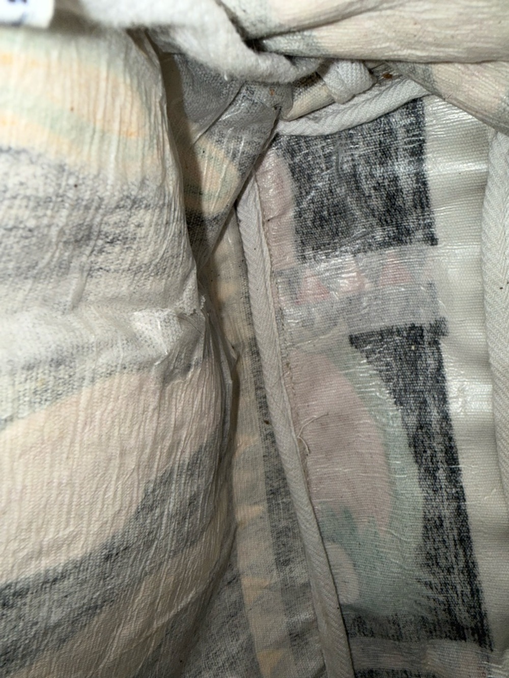 Source Unknown Black Travel Bag with Multicolor Parrot Print, Lg Weekender Bag - Picture 11 of 11